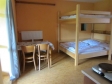 Malý nový apartmán_postel a stůl